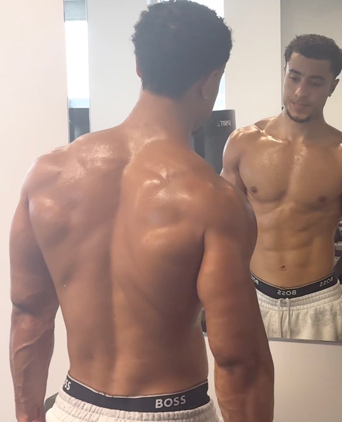 Creator back physique